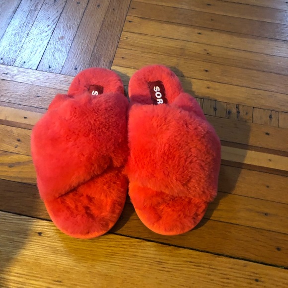 Brand New! SOREL Mail Run slipper. A fuzzy faux fur slipper in size 6 - Picture 2 of 5